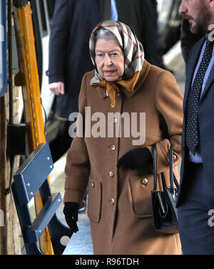 Kings Lynn, Großbritannien. 20 Dez, 2018. Königin Elizabeth II kommt in Kings Lynn nach dem Fang eines öffentlichen Zug von London, zu Beginn Ihrer jährlichen Weihnachten Urlaub in Sandringham, Norfolk. Es ist nicht ungewöhnlich, dass der Monarch, die öffentlichen Verkehrsmittel zu benutzen, wenn Sie zu Kings Lynn reist. Königin Elizabeth II kommt in Kings Lynn mit dem Zug in Kings Lynn, Norfolk, Großbritannien, am 20. Dezember 2018. Credit: Paul Marriott/Alamy leben Nachrichten Stockfoto