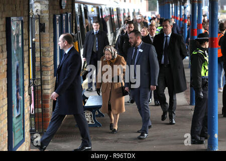 Kings Lynn, Großbritannien. 20 Dez, 2018. Königin Elizabeth II kommt in Kings Lynn nach dem Fang eines öffentlichen Zug von London, zu Beginn Ihrer jährlichen Weihnachten Urlaub in Sandringham, Norfolk. Es ist nicht ungewöhnlich, dass der Monarch, die öffentlichen Verkehrsmittel zu benutzen, wenn Sie zu Kings Lynn reist. Königin Elizabeth II kommt in Kings Lynn mit dem Zug in Kings Lynn, Norfolk, Großbritannien, am 20. Dezember 2018. Credit: Paul Marriott/Alamy leben Nachrichten Stockfoto