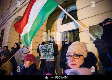 Eine Demonstrantin gesehen eine Plakate außerhalb der Ungarischen Botschaft während eines Protestes außerhalb der Ungarischen Botschaft in Warschau in Solidarität mit den Demonstranten in Ungarn, die sich über das Wochenende gegen ein neues Arbeitsgesetz verabschiedet von der rechten konservative Regierung unter der Leitung von Viktor Orban demonstriert. Die ungarische Regierung hat eine Reihe von umstrittenen Gesetzen über die justizielle und Arbeit Themen bestanden, das neue Arbeitsrecht, bekannt als 'Slave' ermöglicht das Gesetz die Arbeitgeber zu bitten, ihre Arbeitnehmer auf bis zu 400 Stunden Mehrarbeit pro Jahr zu nehmen. Stockfoto