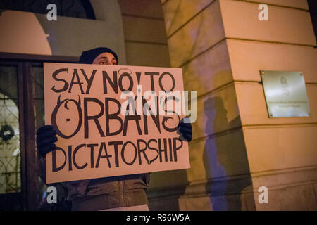 Eine Demonstrantin hält ein Plakat gesehen, sagt Nein zu sagen Orbáns Diktatur während eines Protestes außerhalb der Ungarischen Botschaft in Warschau in Solidarität mit den Demonstranten in Ungarn, die sich über das Wochenende gegen ein neues Arbeitsgesetz verabschiedet von der rechten konservative Regierung unter der Leitung von Viktor Orban demonstriert. Die ungarische Regierung hat eine Reihe von umstrittenen Gesetzen über die justizielle und Arbeit Themen bestanden, das neue Arbeitsrecht, bekannt als 'Slave' ermöglicht das Gesetz die Arbeitgeber zu bitten, ihre Arbeitnehmer auf bis zu 400 Stunden Mehrarbeit pro Jahr zu nehmen. Stockfoto