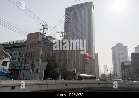 Shanghai, Shanghai, China. 20 Dez, 2018. Santa Claus gesehen werden kann die Wand eines Gebäudes in Shanghai, China. Credit: SIPA Asien/ZUMA Draht/Alamy leben Nachrichten Stockfoto