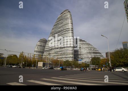 Dezember 20, 2018 - Beijin, Beijin, China - Peking, China - Wangjing SOHO ist ein Komplex von drei Kurvenförmige asymmetrische Wolkenkratzer in Wangjing, Peking, China. Nach Angaben von Zaha Hadid, der Architekt, Es ist ein ''Willkommen und Abschied von Peking''. Die Türme enthalten sowohl Büro- und Einzelhandelsflächen. Ursprünglich im SOHO als 2-Turm komplex, aber wegen der Höhe handelt es sich um eine drei-tower Projekt mit Türmen von geringere maximale Höhe neu gestaltet wurde. Eine der mehr als ein Dutzend Eigenschaften von SOHO China entworfen und entwickelt wurde, die Komplexe offiziell eröffnet am 20. September 2014. Der höchste von t Stockfoto