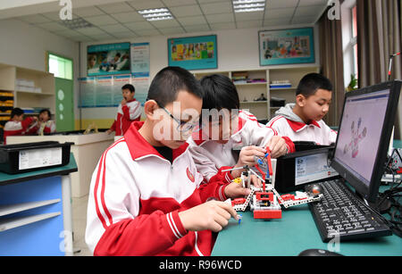 Chengde Hebei Provinz Chinas. 20 Dez, 2018. Schüler machen ein Roboter bei Nanyingzi Grundschule in Tianjin City, im Norden der chinesischen Provinz Hebei, Dez. 20, 2018. Shuangqiao Bezirk Chengde Stadt hat eine zunehmende Investitionen in Bildung erlebt als 36 Schule Projekte abgeschlossen haben, um die Einschreibung Zahlen steigen von 5,298 in den letzten drei Jahren. Auch die extra-Lehrplan der Unterricht an verschiedenen Schulen zur Verfügung gestellt. Credit: Niu Xiaolei/Xinhua/Alamy leben Nachrichten Stockfoto