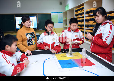 Chengde Hebei Provinz Chinas. 20 Dez, 2018. Studenten ein Roboterarm an Nanyingzi Grundschule in Chengde Stadt manipulieren, im Norden der chinesischen Provinz Hebei, Dez. 20, 2018. Shuangqiao Bezirk Chengde Stadt hat eine zunehmende Investitionen in Bildung erlebt als 36 Schule Projekte abgeschlossen haben, um die Einschreibung Zahlen steigen von 5,298 in den letzten drei Jahren. Auch die extra-Lehrplan der Unterricht an verschiedenen Schulen zur Verfügung gestellt. Credit: Niu Xiaolei/Xinhua/Alamy leben Nachrichten Stockfoto