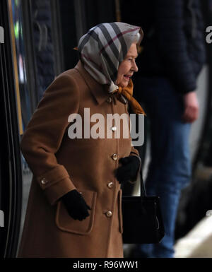 Kings Lynn, Norfolk, Großbritannien. 20. Dezember, 2018. Königin Elizabeth II kommt in Kings Lynn nach dem Fang eines öffentlichen Zug von London, zu Beginn Ihrer jährlichen Weihnachten Urlaub in Sandringham, Norfolk. Es ist nicht ungewöhnlich, dass der Monarch, die öffentlichen Verkehrsmittel zu benutzen, wenn Sie zu Kings Lynn reist. Königin Elizabeth II kommt in Kings Lynn mit dem Zug in Kings Lynn, Norfolk, Großbritannien, am 20. Dezember 2018. Credit: Paul Marriott/Alamy leben Nachrichten Stockfoto