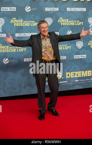 Essen, Deutschland. 18 Dez, 2018. Rudolf Kowalski, Schauspieler, auf dem Roten Teppich Red Carpet Show, Film Premiere "der Junge an der frischen Luft" vom 18.12. 2018, in der Lichtburg in Essen | Verwendung der weltweiten Kredit: dpa/Alamy leben Nachrichten Stockfoto