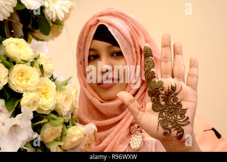 Dhaka. 20 Dez, 2018. Ein Mädchen zeigt ihre Hand mit Henna bei einer Hochzeit Messe in Dhaka, der Hauptstadt von Bangladesch, Dez. 20, 2018. In Bangladesch, Frauen haben immer Henna, einem traditionellen Indien haut Kunst, malte auf ihre Hände vor der Teilnahme an einer Zeremonie. Bangladesch in der Hochsaison von Dezember bis kommende neue Jahr als Menschen im Land in der Regel Trauungen im Winter halten. Quelle: Xinhua/Alamy leben Nachrichten Stockfoto