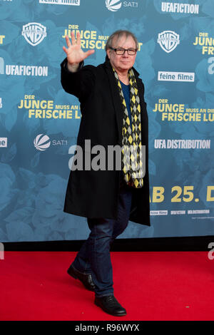 Essen, Deutschland. 18 Dez, 2018. Joachim Krol, Schauspieler, auf dem Roten Teppich Red Carpet Show, Film Premiere "der Junge an der frischen Luft" vom 18.12. 2018, in der Lichtburg in Essen | Verwendung der weltweiten Kredit: dpa/Alamy leben Nachrichten Stockfoto