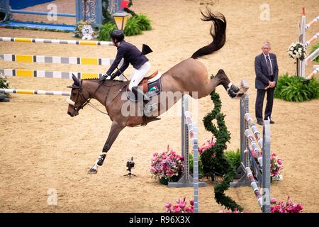 London, Großbritannien. 20. Dezember, 2018. Sieger. Darragh Kenny. IRL. Santa Stakes. Springen. Olympia. Die London International Horse Show. London. UK. . Credit: Sport in Bildern/Alamy leben Nachrichten Stockfoto