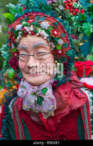 Bournemouth, Dorset, Großbritannien. Dezember 2018 20. Die uralten Wanderer Marionette 'Winter Rose" mit festlichen Blumen und Laub geschmückt, Stechpalme, Efeu und Mistel symbolisiert alten traditionellen Weihnachtsfeiern, funktioniert ein Rundgang durch Bournemouth untere Gärten die Interaktion mit der Öffentlichkeit. Das Kostüm hat eine Klanglandschaft der Viktorianischen Spieluhr Melodien und zarten Aromen von Gewürzen und Düften. Credit: Carolyn Jenkins/Alamy leben Nachrichten Stockfoto