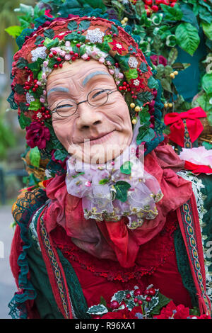 Bournemouth, Dorset, Großbritannien. Dezember 2018 20. Die uralten Wanderer Marionette 'Winter Rose" mit festlichen Blumen und Laub geschmückt, Stechpalme, Efeu und Mistel symbolisiert alten traditionellen Weihnachtsfeiern, funktioniert ein Rundgang durch Bournemouth untere Gärten die Interaktion mit der Öffentlichkeit. Das Kostüm hat eine Klanglandschaft der Viktorianischen Spieluhr Melodien und zarten Aromen von Gewürzen und Düften. Credit: Carolyn Jenkins/Alamy leben Nachrichten Stockfoto