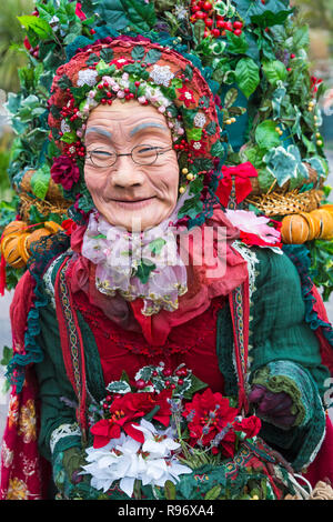 Bournemouth, Dorset, Großbritannien. Dezember 2018 20. Die uralten Wanderer Marionette 'Winter Rose" mit festlichen Blumen und Laub geschmückt, Stechpalme, Efeu und Mistel symbolisiert alten traditionellen Weihnachtsfeiern, funktioniert ein Rundgang durch Bournemouth untere Gärten die Interaktion mit der Öffentlichkeit. Das Kostüm hat eine Klanglandschaft der Viktorianischen Spieluhr Melodien und zarten Aromen von Gewürzen und Düften. Credit: Carolyn Jenkins/Alamy leben Nachrichten Stockfoto