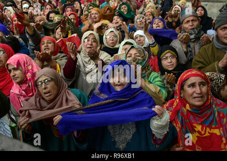 Srinagar, Kashmir. Dezember 2018 20. Kaschmirische Muslime beten im Heiligtum von Sufi-heiligen Syed Abdul Qadir Jeelani in Srinagar, die in der Indischen verwalteten Kaschmir, am 19. Dezember 2018. 19 Dez, 2018. Tausende von Gläubigen Gebete im Heiligtum der jährlichen Gedenkfeier des Sufi-heiligen Credit: Muzamil Mattoo/IMAGESLIVE/ZUMA Draht/Alamy Leben Nachrichten zu markieren Stockfoto