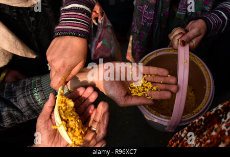 Srinagar, Kashmir. Dezember 2018 20. Kaschmirische Muslime beten im Heiligtum von Sufi-heiligen Syed Abdul Qadir Jeelani in Srinagar, die in der Indischen verwalteten Kaschmir, am 19. Dezember 2018. 19 Dez, 2018. Tausende von Gläubigen Gebete im Heiligtum der jährlichen Gedenkfeier des Sufi-heiligen Credit: Muzamil Mattoo/IMAGESLIVE/ZUMA Draht/Alamy Leben Nachrichten zu markieren Stockfoto