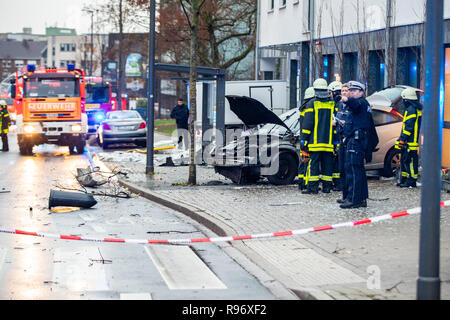 Recklinghausen, Deutschland. 20 Dez, 2018. Polizisten und Feuerwehrmänner neben einem kaputten Auto an einer Bushaltestelle. Der Fahrer des Autos gelaufen in eine Gruppe von Menschen an einer Bushaltestelle in Recklinghausen und verletzte mehrere Menschen. Nach Angaben der Polizei wurde der Mann auf seinem Weg in Richtung Stadtzentrum, als er von der Straße lief und kam auf der gegenüberliegenden Seite. Er fuhr in die Menschenmenge an der Haltestelle wartet. Es wurde nichts über die Ursache auf den ersten bekannt. Credit: Marcel Kusch/dpa/Alamy leben Nachrichten Stockfoto