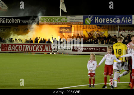 WERKENDAM, Niederlande, 20.12.2018, Fußball, Saison 2018 / 2019, Niederländische TOTO KNVB Beker, Sportpark De Zwaaier, Anhänger der Vitesse mit Feuerwerk während des Spiels Kozakken Boys-Vitesse Stockfoto