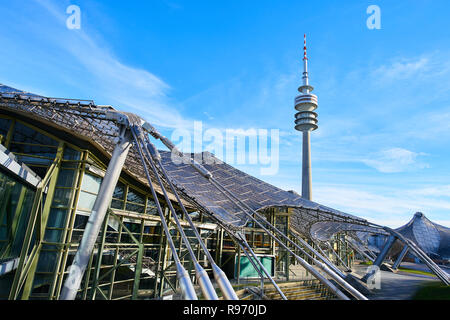 München, Deutschland. 20. Dez 2018. Olympic Park mit Turm in München, Deutschland, 20. Dezember 2018, Saison 2018/2019, © Peter Schatz/Alamy leben Nachrichten Stockfoto