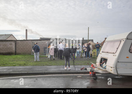 Die Menschenmassen sehen Banksys „Seasons Greetings“-Kunstwerk in Port Talbot, Wales, Großbritannien. Dezember 2018. Kredit: Phillip Roberts Stockfoto