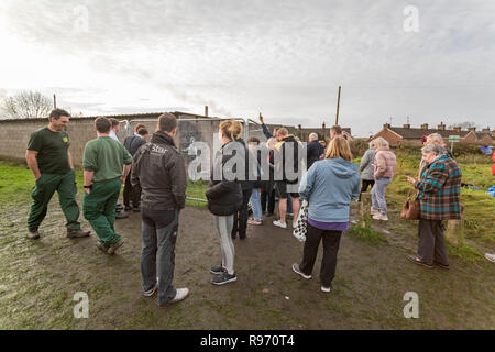 Die Menschenmassen sehen Banksys „Seasons Greetings“-Kunstwerk in Port Talbot, Wales, Großbritannien. Dezember 2018. Kredit: Phillip Roberts Stockfoto