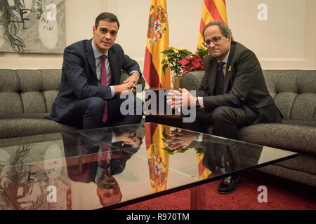 Dezember 20, 2018 - Barcelona, Katalonien, Spanien - der spanische Ministerpräsident Pedro Sanchez (L) und Katalanisch Regional President QUIM TORRA (R) Momente vor einem Treffen in Barcelona halten. Die spanische Regierung und die katalanische Regierung vereinbart, eine gemeinsame Sitzung in Barcelona zu halten inmitten der Krise durch die Unabhängigkeit Bestrebungen der katalanischen Region (Bild: © Jordi Boixareu/ZUMA Draht) Stockfoto