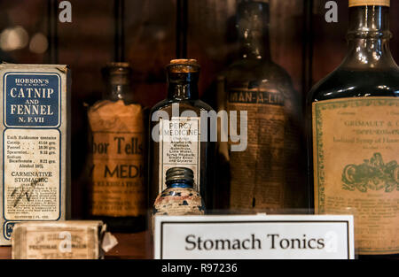 New Orleans, Louisiana, USA. 20 Dez, 2018. Louis Dufilho, Amerikas erste lizenzierte Apotheker, bedient seine Apotheke auf Chartres Street im French Quarter von New Orleans Nachbarschaft. Heute ist die Apotheke Häuser der New Orleans Pharmacy Museum, in dem sich die größten pharmazeutischen Sammlung in den Vereinigten Staaten. Credit: Brian Cahn/ZUMA Draht/Alamy leben Nachrichten Stockfoto