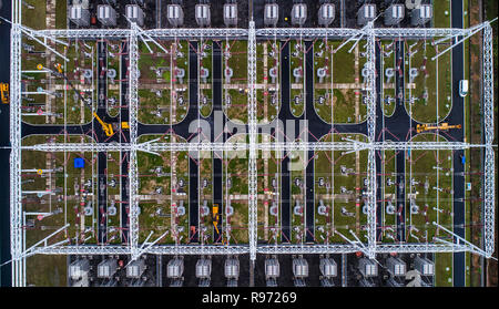 Peking, China. 8. Mai, 2018. Foto am 8. Mai genommen, 2018 zeigt Techniker überprüfen Der extra hohe Spannung (EHV) Stromleitungen an einem Converter station in Jinhua, Osten der chinesischen Provinz Zhejiang. Die Lebens- und Arbeitsbedingungen Szenen der Chinesen in den letzten Jahren haben eine Reihe von erstaunlichen Ansichten, von denen einige geometrische Figuren gebildet. Die Fotos erzählen die Entwicklung und den Fortschritt des Landes im Jahr 2018. Credit: Xu Yu/Xinhua/Alamy leben Nachrichten Stockfoto