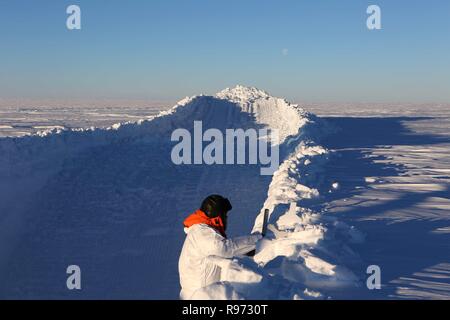 Peking, China. 20 Dez, 2018. Ein Mitglied von China's 35th Forschungsexpedition nimmt die Probe von einem Schnee pit in der Antarktis, Dez. 20, 2018. Credit: Liu Shiping/Xinhua/Alamy leben Nachrichten Stockfoto