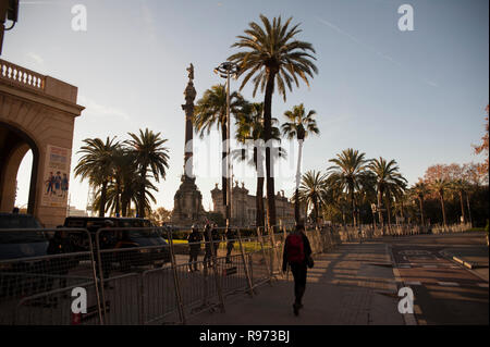 Barcelona 21. Dezember, 2018. Katalanischen Aktivisten zugunsten der Unabhängigkeit Protest vor dem Gebäude der "Llotja de Mar" in Barcelona, wo der Ministerrat in einer außerordentlichen Weise erfüllt hat. Der Tagung des Rates der Minister wird in Katalonien, nur ein Jahr nach der Landtagswahl von der vorherigen Regierung gemäß Artikel 155 der Verfassung einberufen. Charlie Perez/Alamy leben Nachrichten