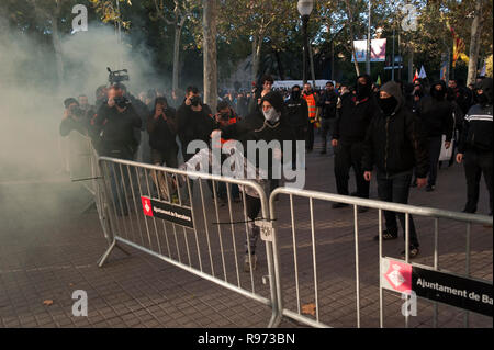 Barcelona 21. Dezember, 2018. Katalanischen Aktivisten zugunsten der Unabhängigkeit Protest vor dem Gebäude der "Llotja de Mar" in Barcelona, wo der Ministerrat in einer außerordentlichen Weise erfüllt hat. Der Tagung des Rates der Minister wird in Katalonien, nur ein Jahr nach der Landtagswahl von der vorherigen Regierung gemäß Artikel 155 der Verfassung einberufen. Charlie Perez/Alamy leben Nachrichten