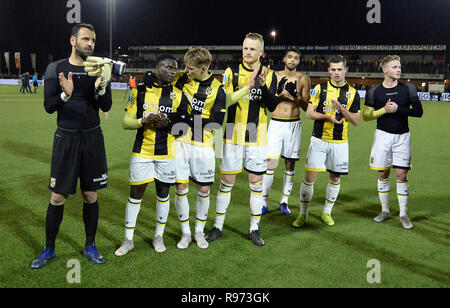 WERKENDAM, Niederlande, 20.12.2018, Fußball, Saison 2018 / 2019, Niederländische TOTO KNVB Beker, Sportpark De Zwaaier, Vitesse Spieler danken den Fans nach dem Spiel Kozakken Boys-Vitesse 1-2 Stockfoto