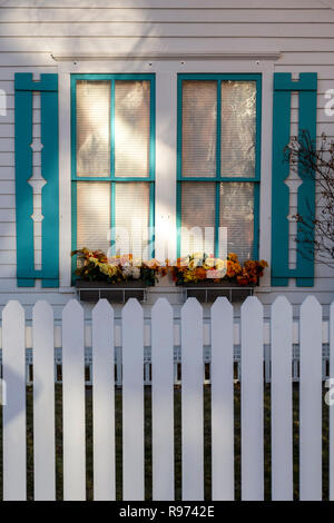 Weißen Lattenzaun; Fenster & flower Box; Salida, Colorado, USA Stockfoto