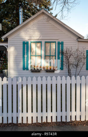 Weißen Lattenzaun; Fenster & flower Box; Salida, Colorado, USA Stockfoto