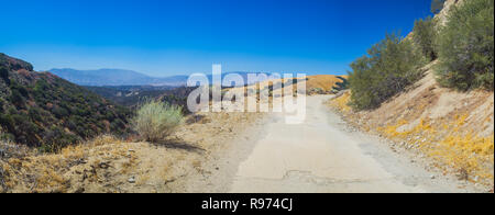 Schmale Bergstraße führt durch Angeles National Forest in Südkalifornien. Stockfoto