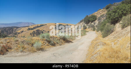 Panoramablick auf die unbefestigte Straße in Kalifornien Berge in Angeles National Forest. Stockfoto