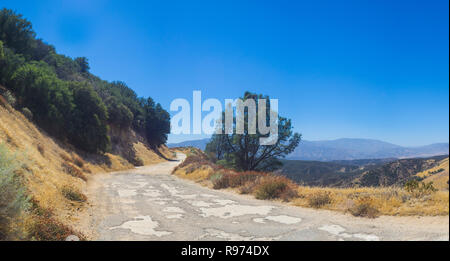 Abgebrochene Ridge Road in den Bergen der südlichen Kalifornien nördlich von Los Angeles. Stockfoto