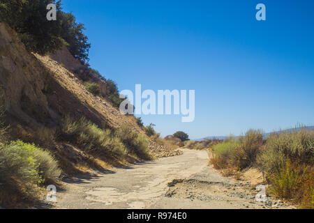 Robuste fahren Trail führt Lange am Rande der Berge in Südkalifornien in der Nähe von Gorman. Stockfoto