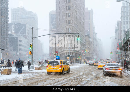 NEW YORK CITY - Januar 7, 2017: Ein Winter Schneesturm bringt Fußgänger und Verkehr zu langsam kriechen am Flatiron Building an der Fifth Avenue in Midtown Stockfoto