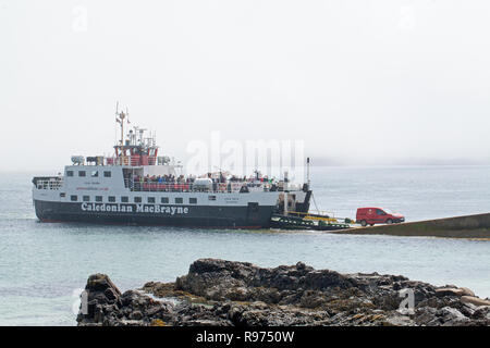 Loch Buie, Glasgow Caledonian Mac Brayne Fähre. Gerade von Mull angekommen, an ​The Pier, auf der Insel Iona. Royal Mail van erste Fahrzeug aussteigen, Port Ronain. Stockfoto