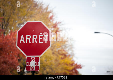 Quebec Stoppschild, gehorchen, die von zweisprachigen Regeln der Provinz, die die Verwendung der französischen Sprache zu schildern, und die in Arret übersetzt, Stockfoto