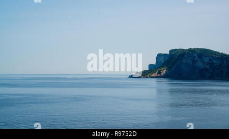 Klippen und Blick auf den Strand in der Forillon National Park Gaspe Quebec Kanada Stockfoto