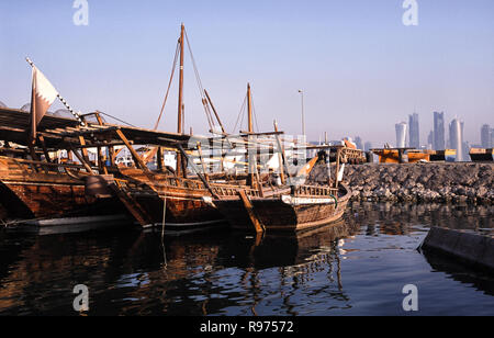 13.09.2010, Doha, Katar - traditionelle Holzboote genannt Dhaus an den Dhow Hafen mit der Skyline des central business district Al Dafna. Stockfoto