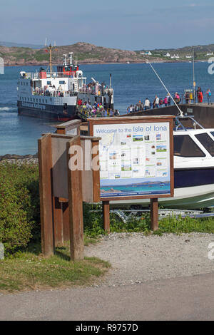 Passagiere, Rückkehr von Iona Abfahrt, für die Fähre nach Fionnphort, Mull am Horizont. ​ am Kai, dem Pier, Port Ronain's Bay, Insel Iona. Innere Hebriden, Westküste Schottland. ​ Stockfoto