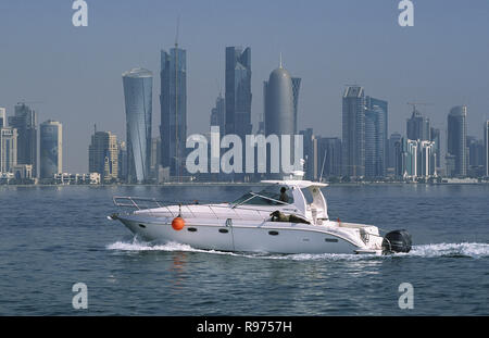 13.09.2010, Doha, Katar - Blick vom Meer entlang der Corniche auf die Skyline des central business district Al Dafna. Stockfoto