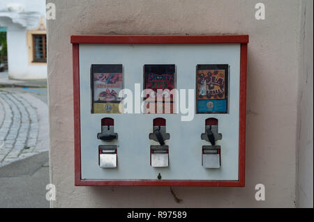 31.05.2016, Oberammergau, Bayern, Deutschland - ein Kaugummi Maschine auf einem Gebäude Exterieur in Oberammergau. Stockfoto