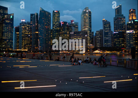 14.12.2018, Singapur, Republik Singapur, Asien - Menschen entlang des Singapore River in die Marina Bay mit der central business district Skyline der Stadt. Stockfoto