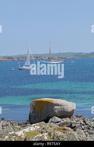 Moraine hinterlegt, Stein, Granit, Stein, Stein, hinterlegt, isoliert im Vordergrund. Insel Iona, Port Beag Na Sligineach, Sound von Iona, Innere Hebriden, am Horizont Mull. Argyll und Bute, Westküste von Schottland. ​ Stockfoto