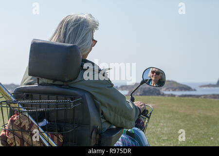 Mobilität Buggy aktivieren deaktiviert, ​Or körperlich beeinträchtigten älteren Bürger, eine ​Holiday Besucher, für den Zugriff auf und die Insel Iona zu erkunden. Westküste von Schottland. ​ Stockfoto