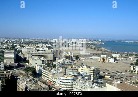 Blick nach Westen vom Zentrum von Kuwait City im Jahr 1991 Stockfoto