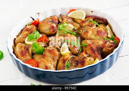 Gebackene Chicken Wings in der Platte auf hölzernen Tisch. Stockfoto