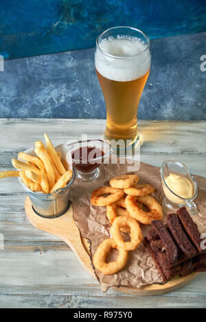 Eine Vielzahl von Snacks für helles Bier im Glas Stockfoto